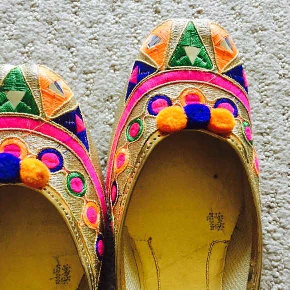 Bright Embroidered Shoes - Picture 2 of 8